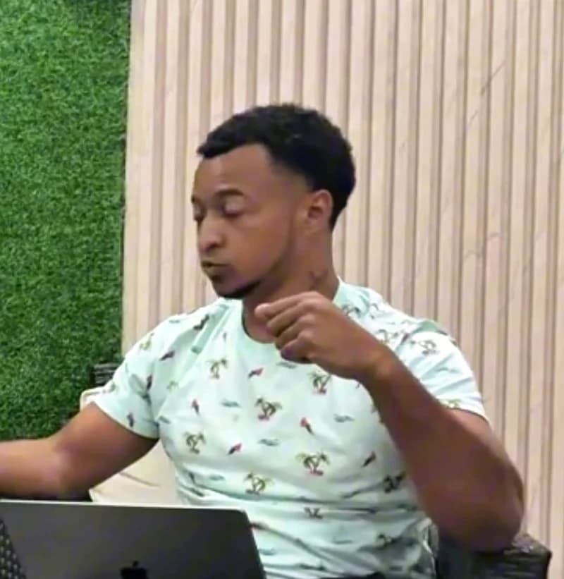Shender Ramos trabajando — escribiendo y creando contenido